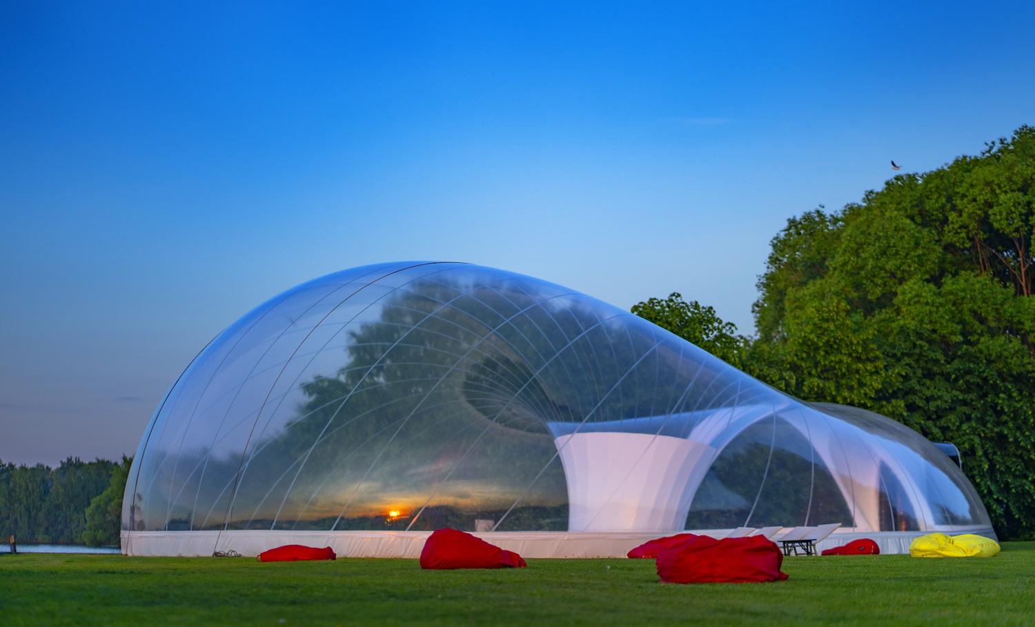 Гибкое стекло: виды, особенности материала, применение