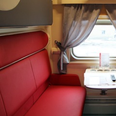 сиденья поезда кожзам